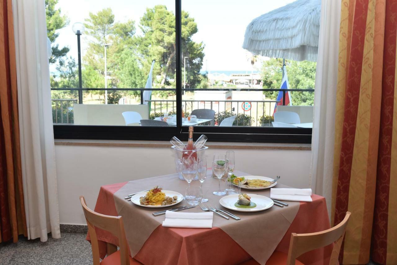 Hotel Excelsior Монтезільвано Екстер'єр фото